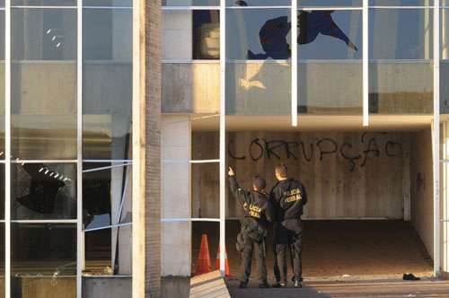 Polícia Federal faz perícia no Palácio do Itamaraty após protesto em que  manifestantes depredaram parte do edifício