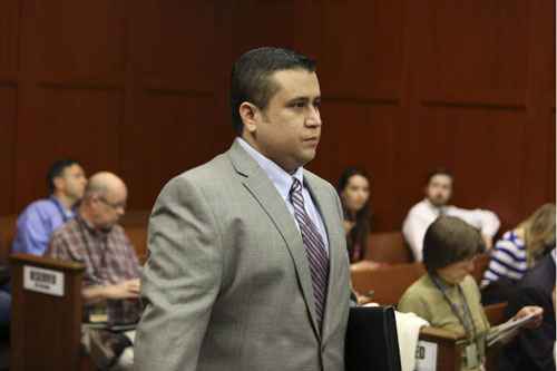 George Zimmerman entra na sala do tribunal, no quinto dia de seleção do júri no julgamento de assassinato do adolescente Trayvon Martin