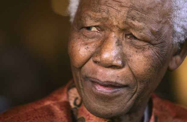 O líder anti-apartheid, Nelson Mandela está hospitalizado em Pretória há 17 dias