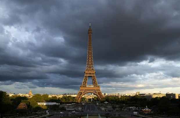 A Torre Eiffel recebe cerca de 25.000 visitantes por dia, sete milhões por ano