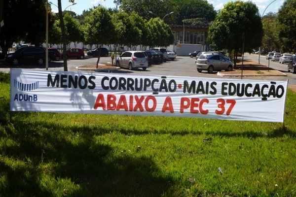 Faixas em repúdio à PEC 37 foram distribuídas em vários pontos da UnB