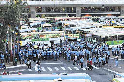 Entre 600 e 800 trabalhadores cruzaram os braços na tarde da última segunda-feira e prejudicaram 250 mil pessoas: temor de demissões