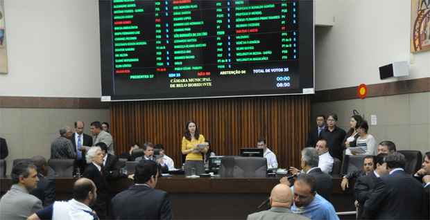 Dos 36 vereadores presentes, 35 votaram à favor da isenção. O presidente da Câmara não vota