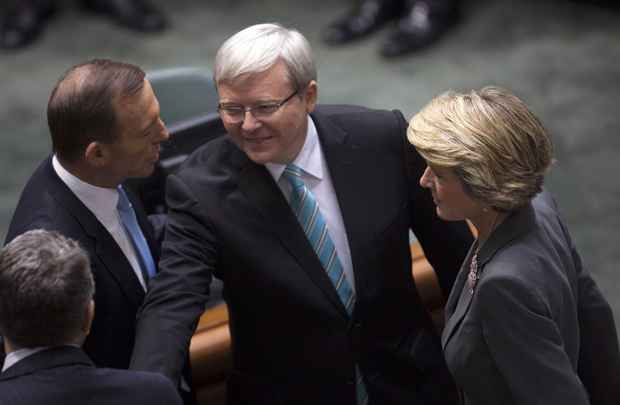 O primeiro-ministro australiano, Kevin Rudd (C) cumprimenta os membros da oposição, incluindo o líder de oposição Tony Abbott (E) e a vice-Líder Julie Bishop no parlamento, em Camberra