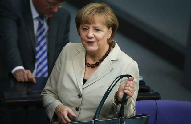 A chanceler alemã, Angela Merkel chega à câmara baixa do Parlamento, o Bundestag, em Berlim, para entregar uma declaração política do governo sobre as políticas europeias