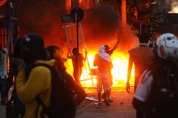 Manifestantes colocam fogo em lojas e carros na Avenida Antônio Carlos, em Belo Horizonte