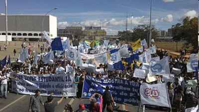 <b>Manifestantes reivindicam melhorias na educação pela Esplanada</b>