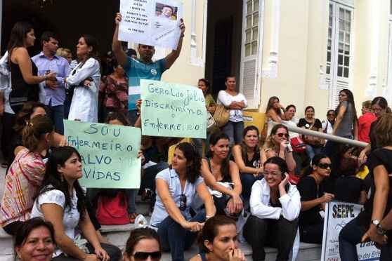 Enfermeiros ligados à Prefeitura do Recife fazem protesto por melhores condições de trabalho