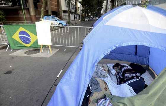 Um grupo de manifestantes está acampado em frente à do governador do Rio, no Leblon, zona sul do Rio, desde a última sexta-feira