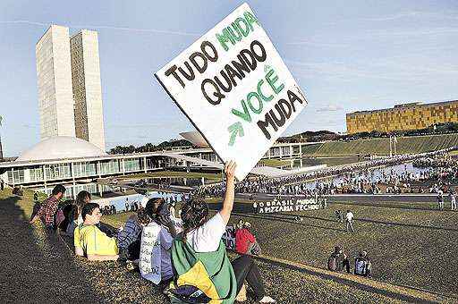 Manifestantes ocuparam o gramado em frente ao Congresso Nacional na quarta-feira: 30 mil pessoas a menos do que no ato de 20 de junho