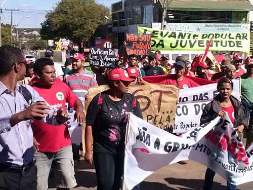 Manifestantes seguem em direção à Administração