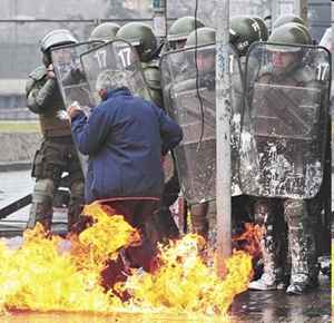 Chileno desafia polícia durante protesto em Santiago: luta pela educação