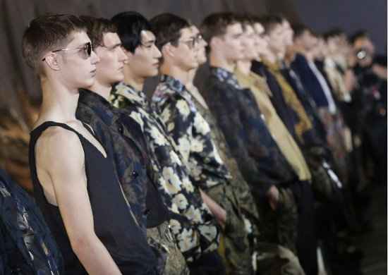 O desfile de Dries van Noten propôs o brilho das estampas florais e vegetais com bordados ricos e dourados