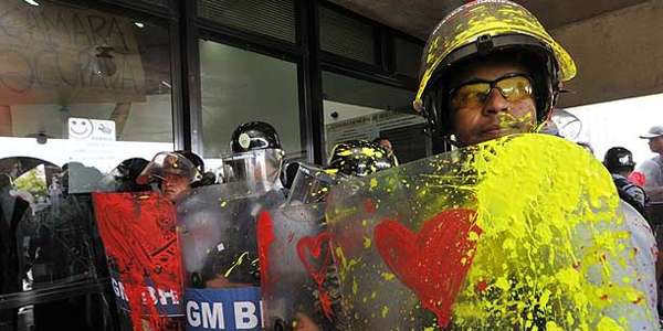 Escudos protetores da Guarda Municipal foram pintados por manifestantes, que também atiraram tinta