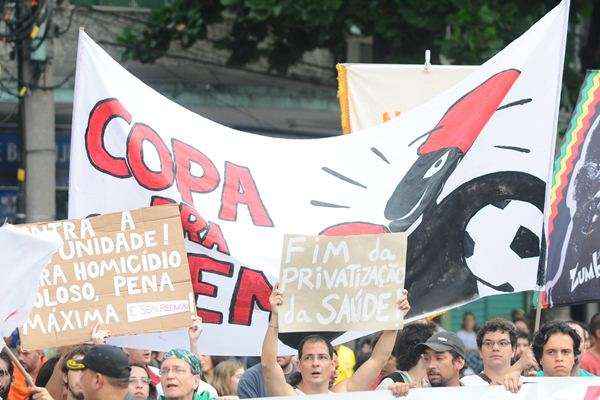 Pela primeira vez, os partidos políticos estão participando de manifestações no Rio