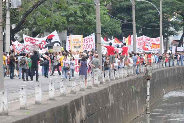 Pela primeira vez, os partidos políticos estão participando de manifestações no Rio