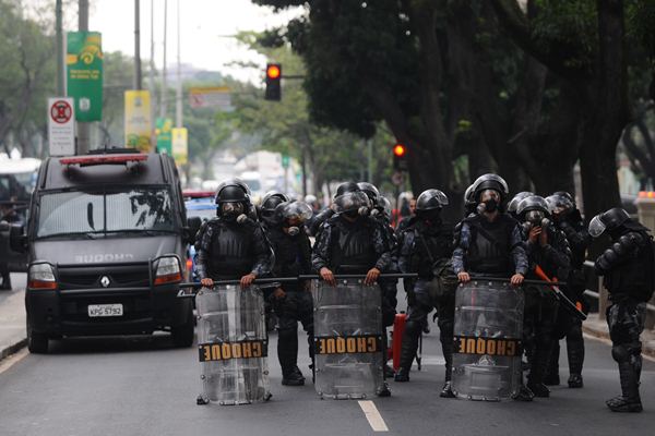 Pela primeira vez, os partidos políticos estão participando de manifestações no Rio