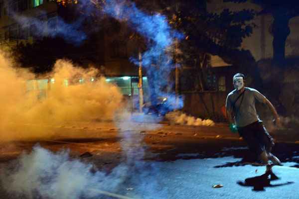 Conflito provocou corre-corre no local; em pânico, grande parte dos manifestantes saiu correndo