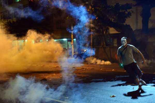 Polícia disparou bombas de efeito moral na direção dos manifestantes que estavam nas proximidades da Praça Varnhagen