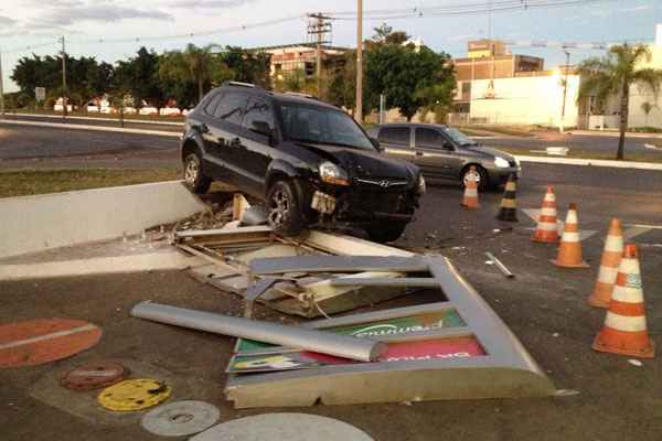 Um Tucson perdeu o controle na descida e bateu na mureta de um posto de combustíveis no Sudoeste no inicio da noite deste domingo (30/6). A placa de anúncios e a parte da frente do carro ficaram completamente destruídas. Testemunhas disseram que o motorista apresentava sinais de embriaguez e abandonou o veículo