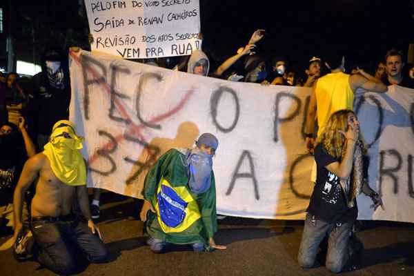 De acordo com Henrique Guelber, do Núcleo de Defesa dos Direitos Humanos da Defensoria Pública do Estado do Rio de Janeiro, 14 profissionais acompanharam a ação de hoje