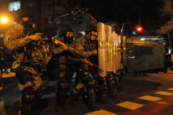 Defensores públicos que acompanharam a manifestação e o confronto com a polícia vão apurar se houve abuso ou exagero por parte das forças de segurança