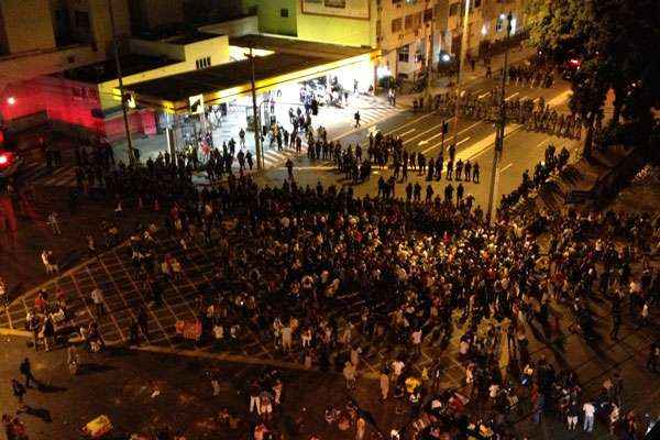 Defensores públicos que acompanharam a manifestação e o confronto com a polícia vão apurar se houve abuso ou exagero por parte das forças de segurança