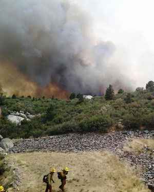 Bombeiros se afastam do incêndio que matou 19 colegas de trabalho no Arizona