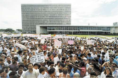 EM FRENTE AO BURITI  Em 1995, mais de mil moradores da invasÃ£o da Estrutural ocupavam a praÃ§a em frente ao palÃ¡cio do governo para reivindicar a permanÃªncia no antigo lixÃ£o e protestar contra a violÃªncia policial