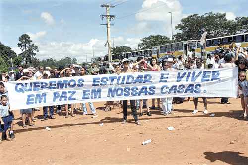 VILA TELEBRASÃLIA Pioneiros protestam contra repetidas derrubadas das casas