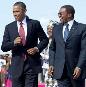 Barack Obama dança ao lado do presidente da Tanzânia, Jakaya Kikwete