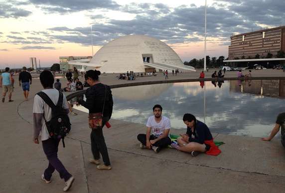 Os manifestantes estão concentrados entre o Museu Nacional e a Biblioteca Nacional de Brasília