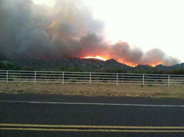 Bombeiros foram atingidos pelas chamas quando trabalhavam para conter um incêndio na colina de Yarnell, 120 km ao noroeste de Phoenix