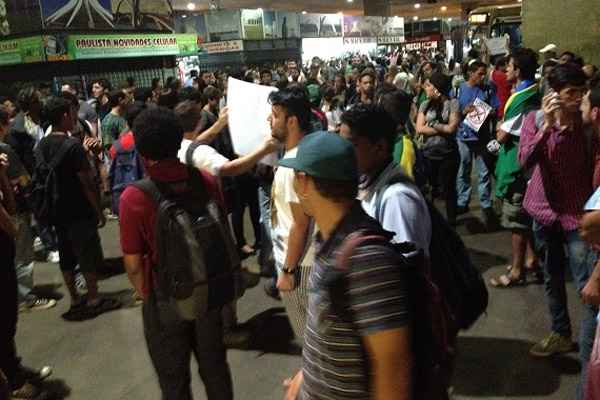 Após esperarem que algum líder do protesto chegasse ao local, os manifestantes decidiram seguir para a Rodoviária