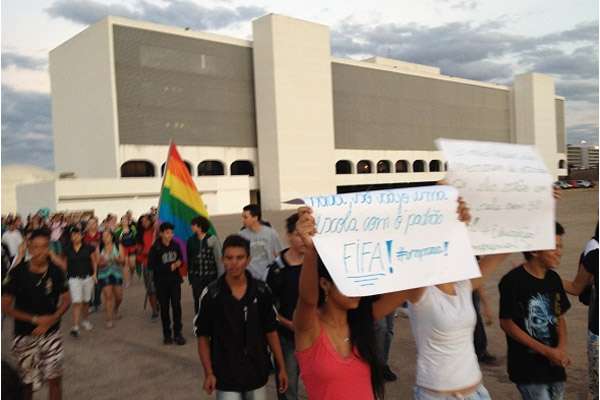 Mais cedo, cerca de 100 manifestantes se concentraram entre o Museu Nacional e a Biblioteca Nacional de Brasília