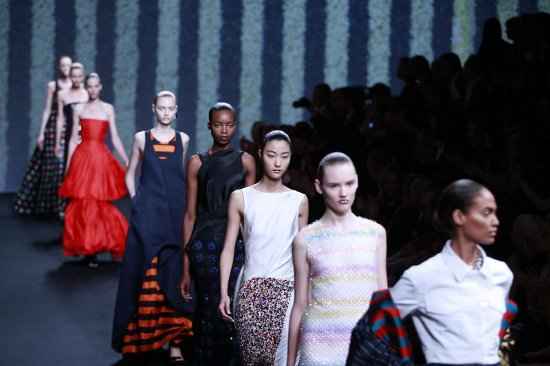 Modelos criados pelo diretor artístico da maison Christian Dior, Raf Simons