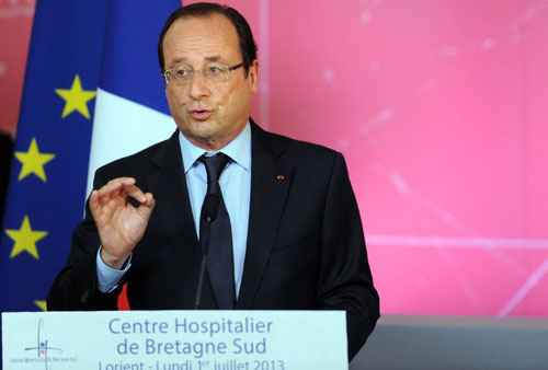 François Hollande discursa durante uma visita ao hospital de Bretagne Sud, na França