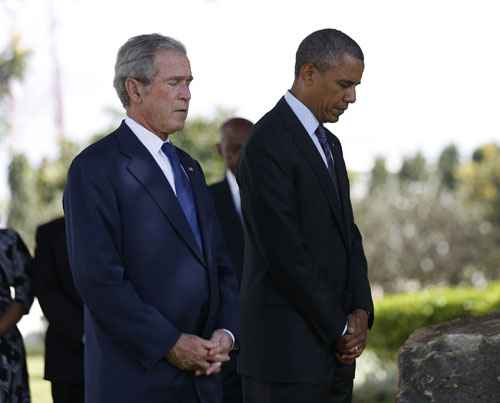 Obama e Bush participam de um memorial para as vítimas do bombardeio 1998, em Dar es Salaam