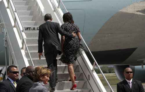 O presidente dos EUA, Barack Obama e a primeira-dama Michelle Obama sobem as escadas do Air Force One em sua partida de Dar es Salaam