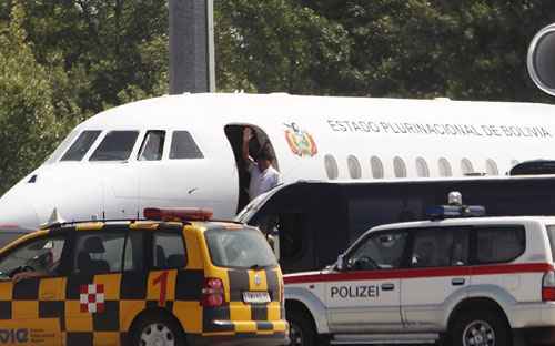 Evo Morales aparece na porta do avião antes de deixar o Aeroporto Internacional de Viena, em Schwechat