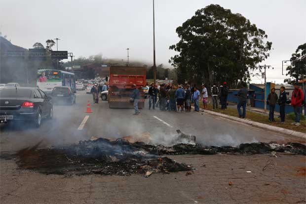 Manifestantes queimaram entulhos e fecharam parte da BR-356 na manhã desta quarta-feira, na altura do Bairro Olhos D'Água, em Belo Horizonte