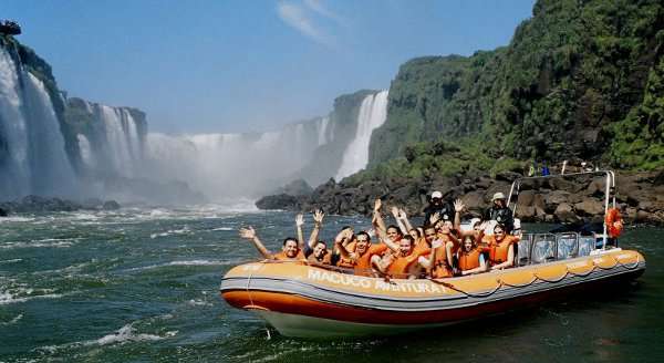 A melhor versão de banho de cachoeira espera os visitantes sob as quedas do Parque Nacional