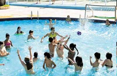 Crianças se divertem em piscina durante colônia de férias: atividades aquáticas são uma das atrações preferidas da garotada