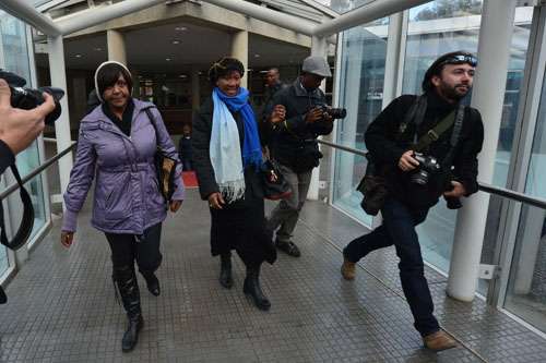 Ndileka Mandela (L), neta de Nelson Mandela, e Makaziwe Mandela (C), a filha de Mandela, deixam o Supremo Tribunal Mthatha após o veredicto