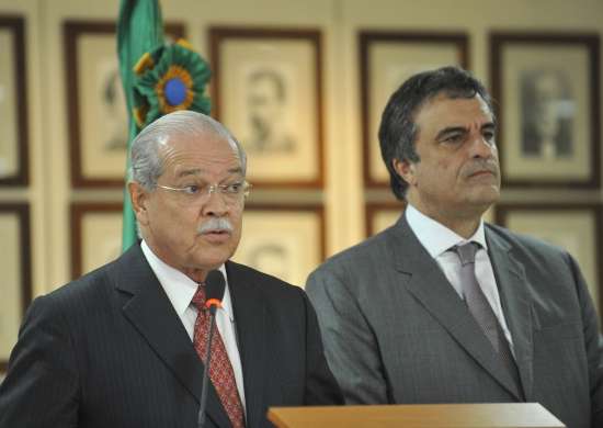 Os ministros dos Transportes, César Borges, e da Justiça, José Eduardo Cardozo, em coletiva após reunião sobre a abertura de inquérito