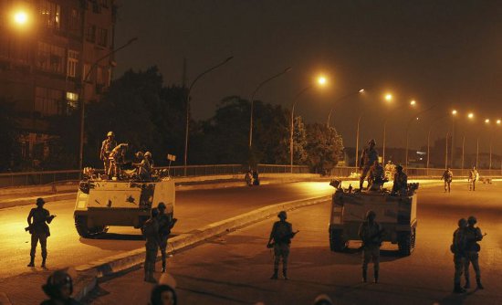 Forças Armadas ocupam as ruas do Egito