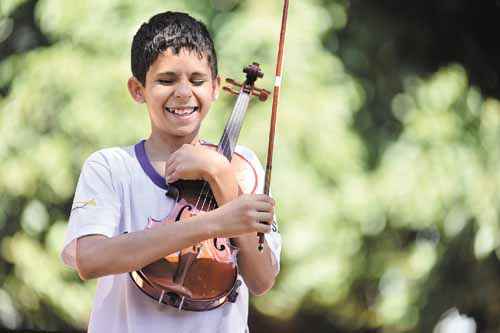 Luan Calisto de Oliveira tem glaucoma no olho direito e nenhuma visão no esquerdo: aos 12 anos, sustenta a família com a aposentadoria por invalidez