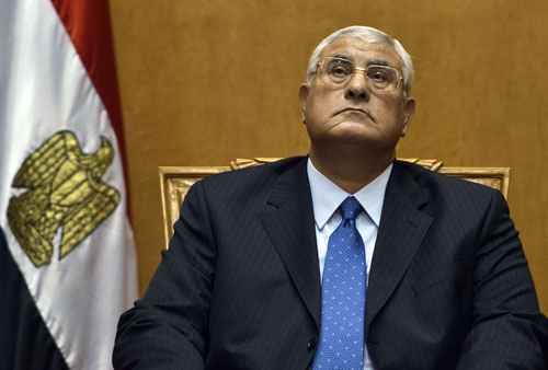 Adly Mansour durante cerimônia de posse como presidente interino do Egito, no Supremo Tribunal Constitucional, no Cairo