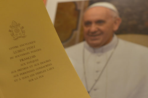 A edição francesa da primeira encíclica do do papa Francisco, intitulada 