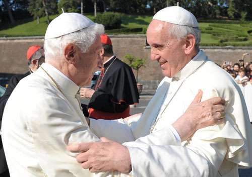 Papa Francis saúda o papa Emérito Bento XVI durante a inauguração da estátua de São Miguel nos jardins do Vaticano